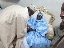 VISITE CHEZ LE KHALIFE DES MOURIDES CONDUISANT UNE DELEGATION AU NOM DU KHALIFE DE MEDINA BAYE CHEIKH MAHI IBRAHIMA NIASS